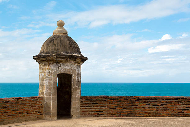 historische sentry box - horizon over water old san juan san juan puerto rico puerto rico stock-fotos und bilder