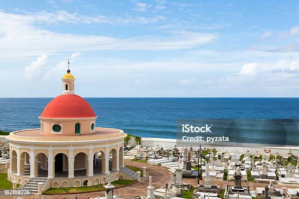 Velho Cemitério - Fotografias de stock e mais imagens de Admirar a Vista - Admirar a Vista, Antigo, Ao Ar Livre