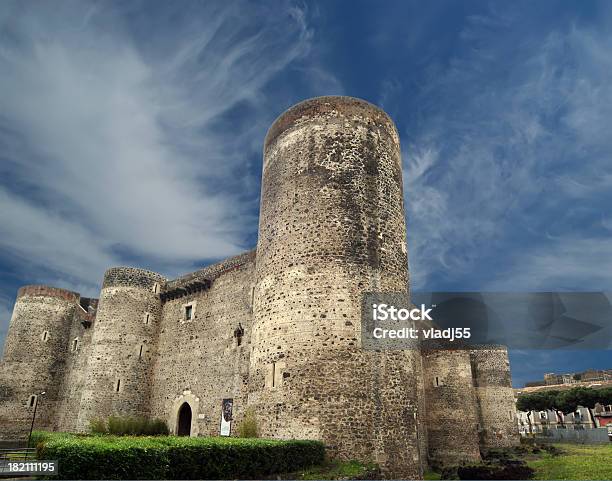 Castelo Ursino É Um Castelo De Catania Sul De Itália Sicília - Fotografias de stock e mais imagens de Castelo