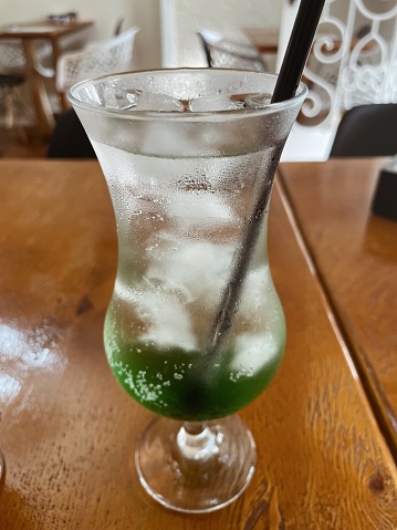 mint mojito: the summer drink to drink on the beach in front of the sea