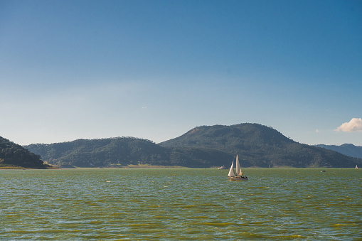 Boats and sailboats on the Valle de Bravo dam.