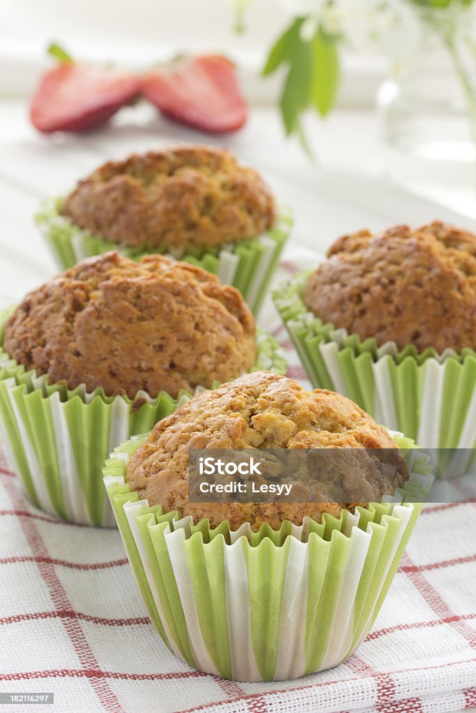 Muffins com morango e banana. - Foto de stock de Assado no Forno royalty-free