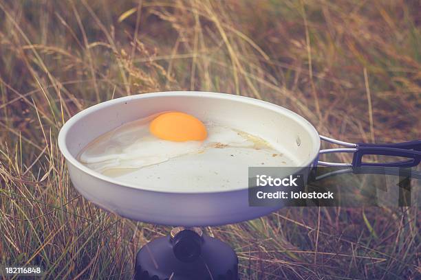 Uova In Padella Che Frigge Sul Portatile Fornello Da Campeggio Allaperto - Fotografie stock e altre immagini di Ambientazione esterna