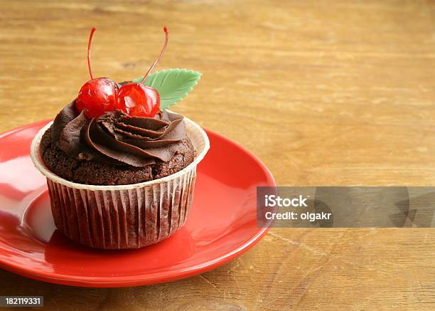 Magdalena Con Glaseado Con Chocolate Ganache Y Cerezas Foto de stock y más banco de imágenes de Al horno