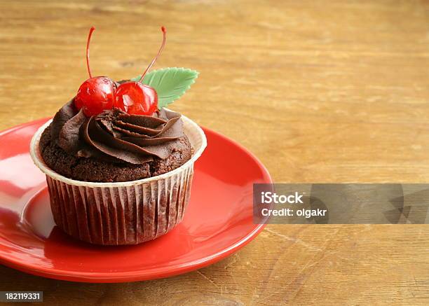 Foto de Cupcake Com Ganache De Chocolate E Cerejas e mais fotos de stock de Amor - Amor, Assado no Forno, Açúcar