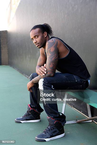 Atractivo Hombre Afroamericano Hip Hop Foto de stock y más banco de imágenes de Adulto - Adulto, Adulto joven, Africano-americano