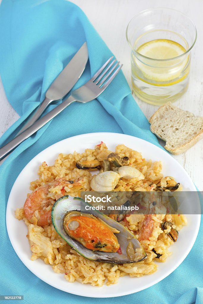 Risotto con frutti di mare su un piatto bianco - Foto stock royalty-free di Alimentazione sana