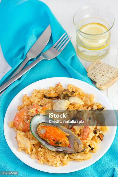 Ryż Z Owoców Morza Na Białym Talerzu - zdjęcia stockowe i więcej obrazów Bez ludzi - Bez ludzi, Dieta, Fotografika