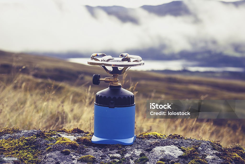Camping stove auf einem rock in den Bergen - Lizenzfrei Anhöhe Stock-Foto