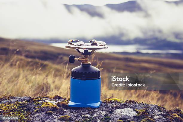 Photo libre de droit de Réchaud De Camping Sur Un Rocher Dans Les Montagnes banque d'images et plus d'images libres de droit de Activité de loisirs