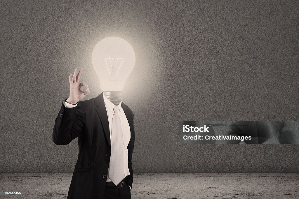 Empresário com lâmpada cabeça e Sinal de OK - Royalty-free Adulto Foto de stock