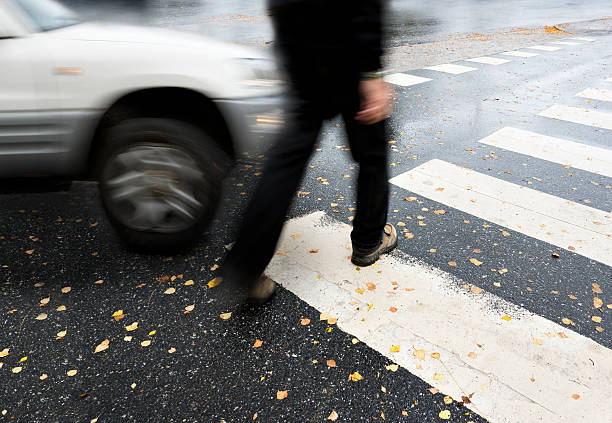 pericoloso crossing - auto accidents foto e immagini stock