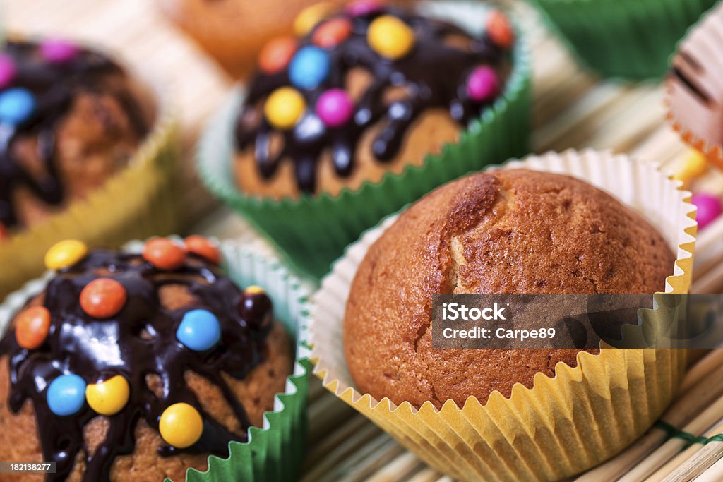 Muffin mit Schoko-Glasur und smarties - Lizenzfrei Backen Stock-Foto