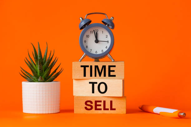 time to sell symbol. alarm clock and time to sell, word concept on wooden blocks. beautiful orange background, succulent on desk, business and sales concept. copy space - clock time alarm clock orange imagens e fotografias de stock