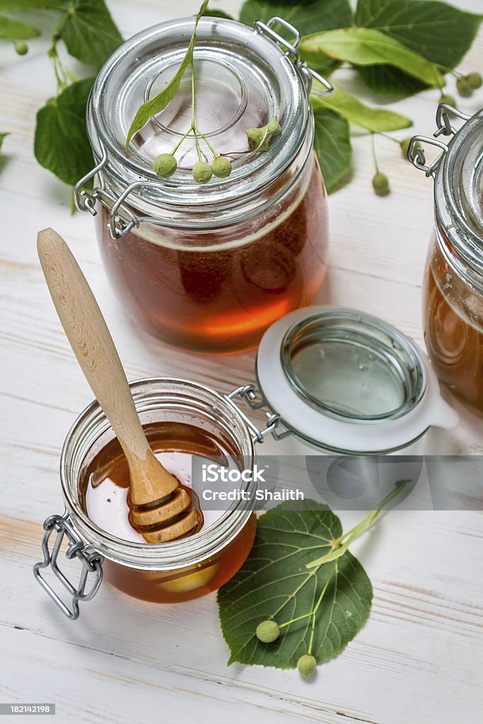 Em um pote de mel e limão e folhas - Foto de stock de Alimentação Saudável royalty-free