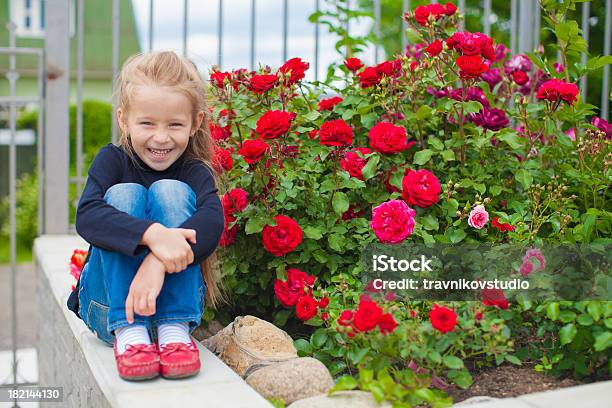 かわいい小さな女の子の近くの花を誇るヤードハウス - ファッションのストックフォトや画像を多数ご用意 - ファッション, 人の顔, 人体部位
