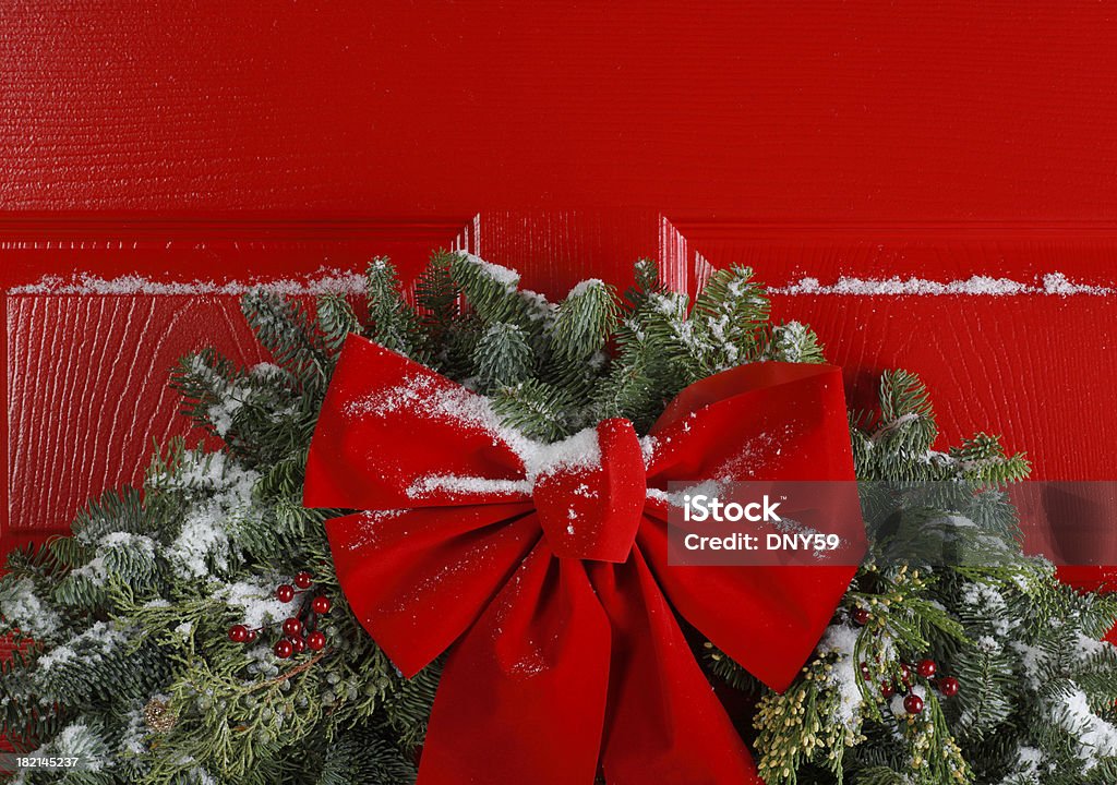 Corona di Natale su Red Door - Foto stock royalty-free di Ingresso principale