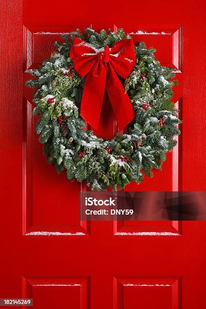 Coroa De Natal Na Porta Vermelha - Fotografias de stock e mais imagens de Natal - Natal, Porta, Guirlanda