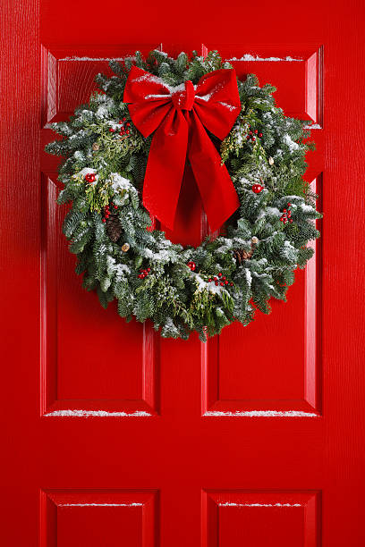 рождественский венок на дверь красный - wreath christmas door snow стоковые фото и изображения