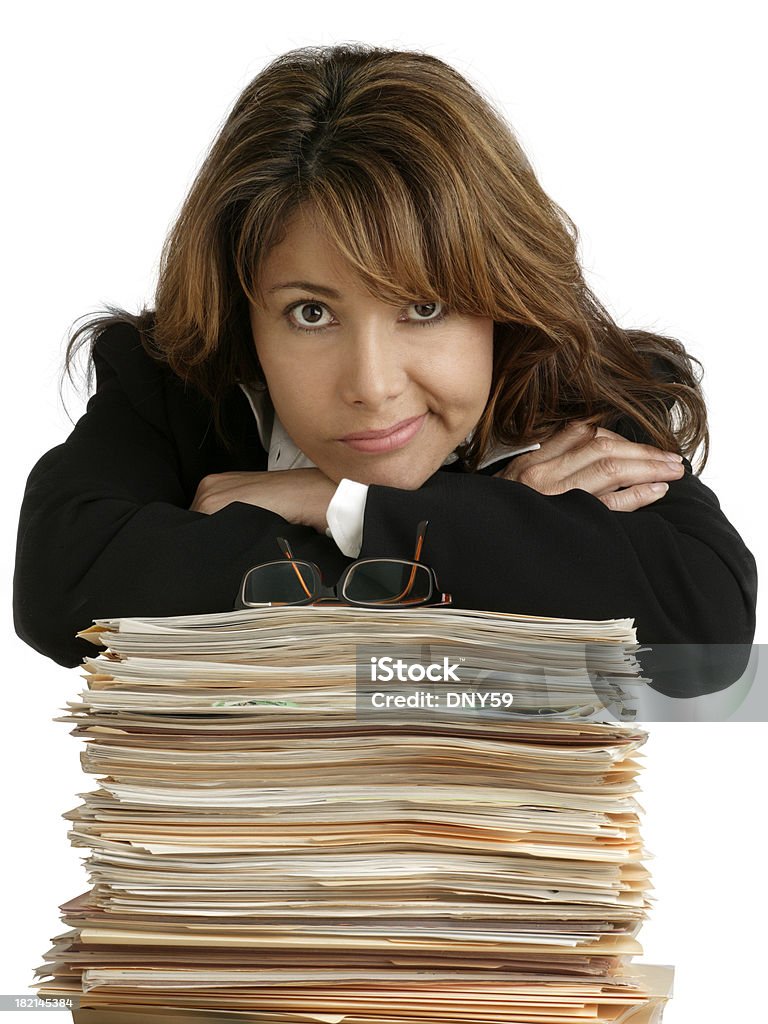 Frau schiefen auf Stapel Papierkram - Lizenzfrei Arbeiten Stock-Foto