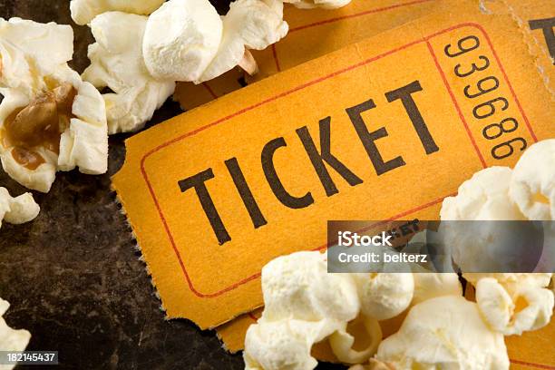 Bilety - zdjęcia stockowe i więcej obrazów Bilet do kina - Bilet do kina, Popcorn, Przemysł filmowy