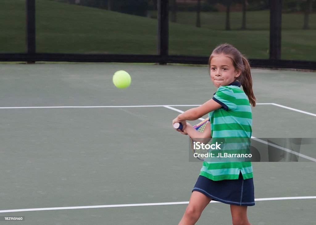 Little jugador de tenis se centró en la bola - Foto de stock de Tenis libre de derechos