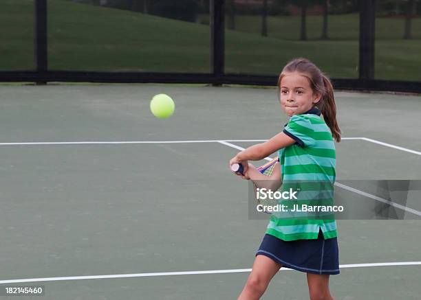 Photo libre de droit de Petit Joueur De Tennis Concentré Sur La Balle banque d'images et plus d'images libres de droit de Tennis - Tennis, Enfant, Détermination intérieure
