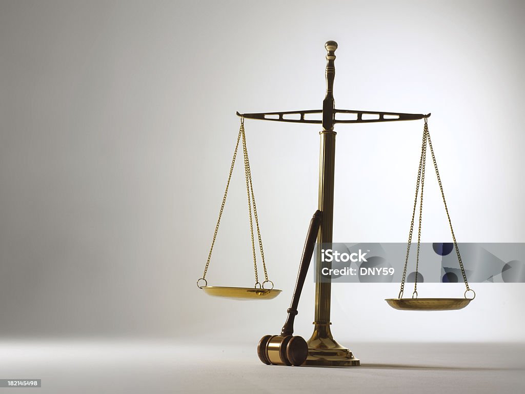 Martelletto del moderatore Appoggiarsi scale della Giustizia su sfondo grigio - Foto stock royalty-free di Bilancia della Giustizia