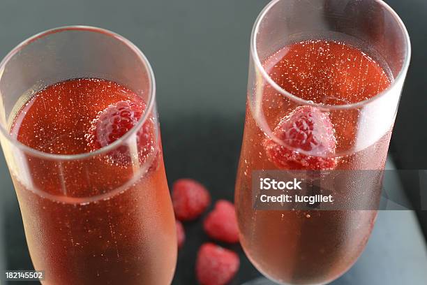 Rosa Duo Stockfoto und mehr Bilder von Cocktail - Cocktail, Himbeere, Schaumwein