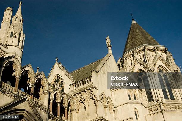 Foto de Royal Courts Of Justice Londres e mais fotos de stock de Palácio de justiça - Palácio de justiça, Realeza, Arquitetura