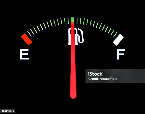 Car Manómetro De Combustible Media Completa Muestra Sobre Fondo Negro Foto de stock y más banco de imágenes de Gasolina