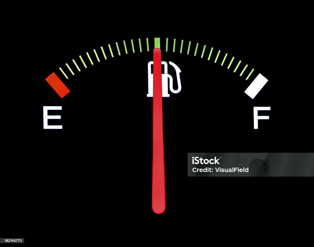 Samochód Wskaźnik paliwa pokazuje połowy na czarnym tle - Zbiór zdjęć royalty-free (Benzyna)