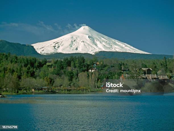 Volcán Villarica En Luz De Día Foto de stock y más banco de imágenes de Agua - Agua, Aire libre, Aventura