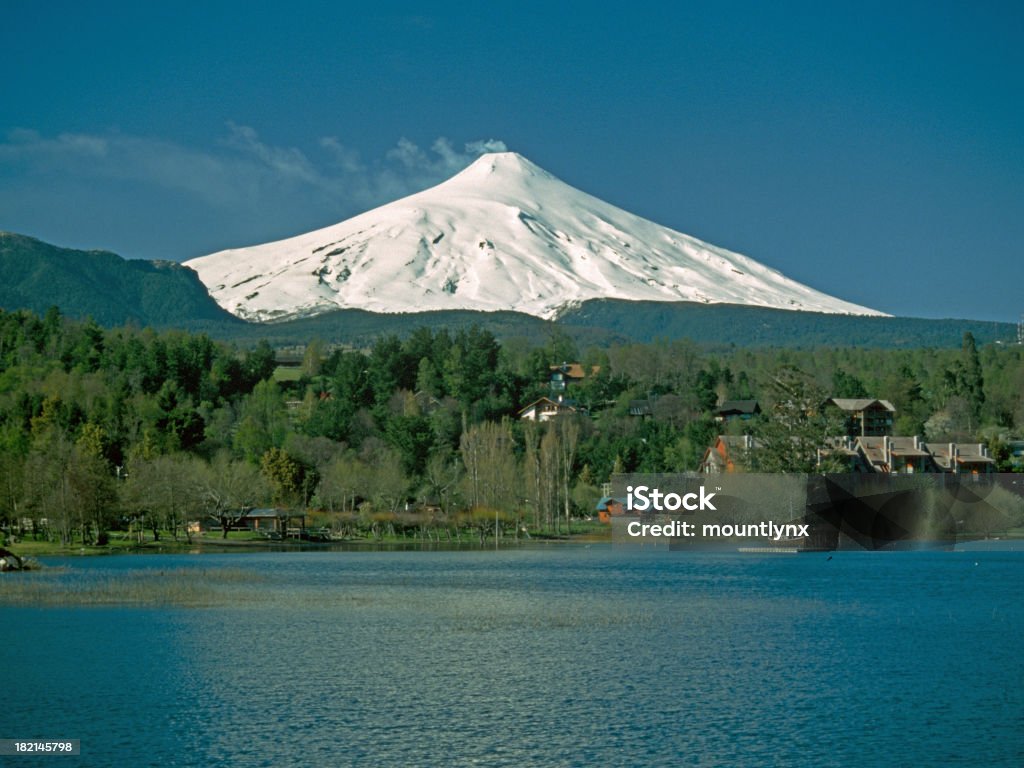 Вулкан Villarica на освещение - Стоковые фото Villarica роялти-фри