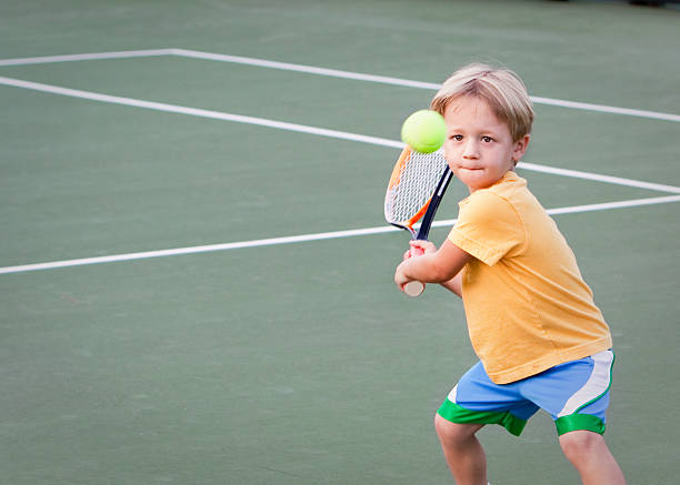 sprzed szkoły tenis player - little boys only playing preschooler child zdjęcia i obrazy z banku zdjęć