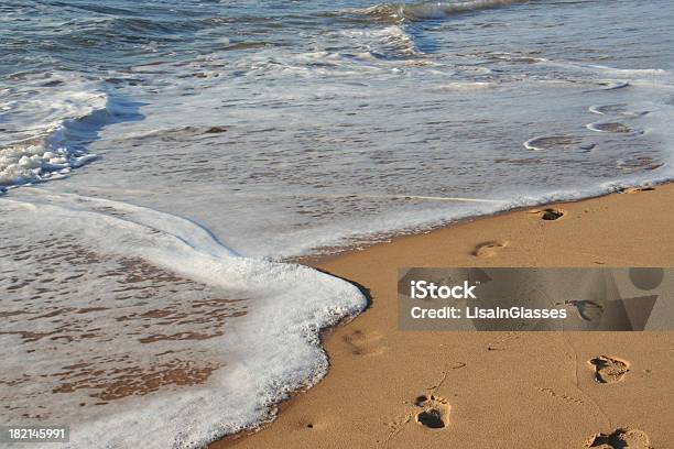 Footprints Na Areia - Fotografias de stock e mais imagens de Lavar - Lavar, Pegada, Areia