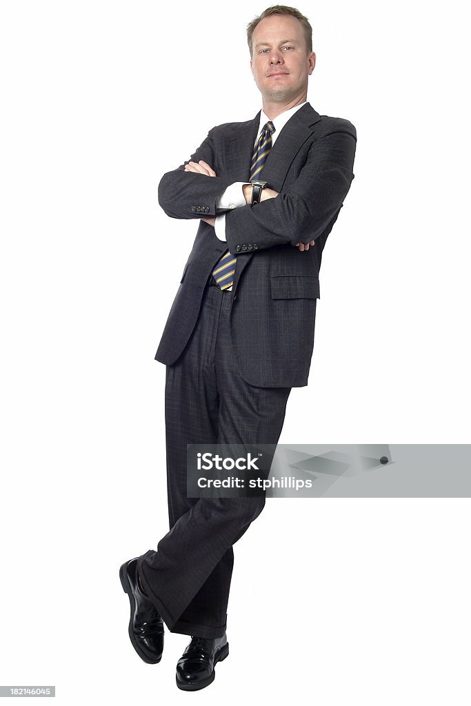 Uomo d'affari con le braccia piegate appoggiarsi su sfondo bianco - Foto stock royalty-free di Abbigliamento elegante