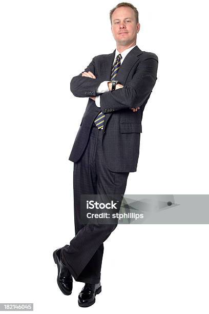 Foto de Empresário Inclinandose Com Os Braços Cruzados Sobre Um Fundo Branco e mais fotos de stock de Adulto
