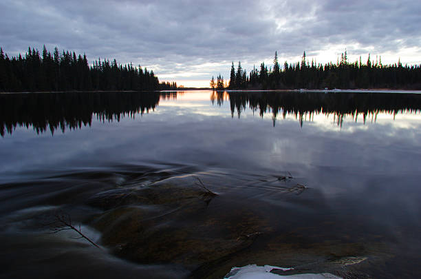 tranquilo lago manitoba - canada landscape manitoba lake - fotografias e filmes do acervo