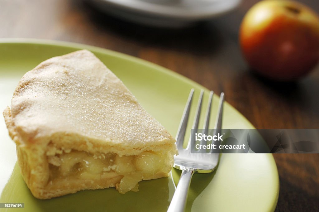 Placa de Tarte de Maçã na mesa - Royalty-free Comida Doce Foto de stock