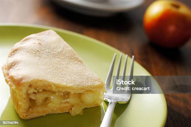 Placa De Tarte De Maçã Na Mesa - Fotografias de stock e mais imagens de Comida Doce - Comida Doce, Comida e Bebida, Fatia