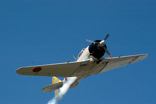 null-japanische fighter im flug - ii stock-fotos und bilder
