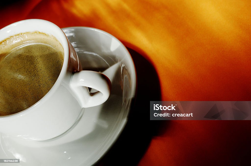 Tazza di caffè espresso contro nero Arancio brillante - Foto stock royalty-free di Arancione