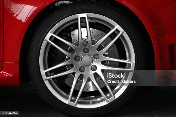 Alufelge Roten Sportwagen Stockfoto und mehr Bilder von Reifen - Reifen, Sportwagen, Alufelge