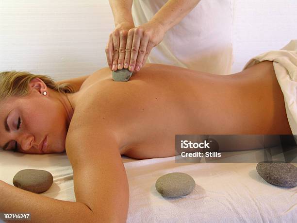 Foto de Massagem Com Pedras Quentes e mais fotos de stock de Adulto - Adulto, Amimar, Beleza