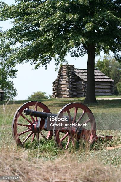 Cannon Und Log Cabin Stockfoto und mehr Bilder von Valley Forge-Park - Valley Forge-Park, Kanone, Blockhütte