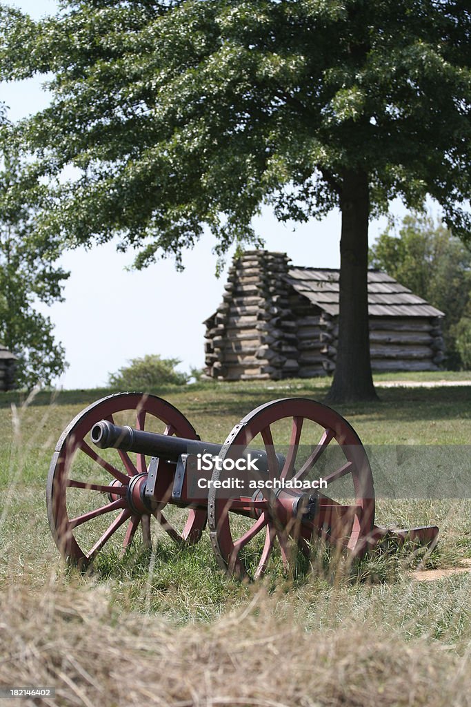 Cannon e Log Cabin - Foto stock royalty-free di Valley Forge