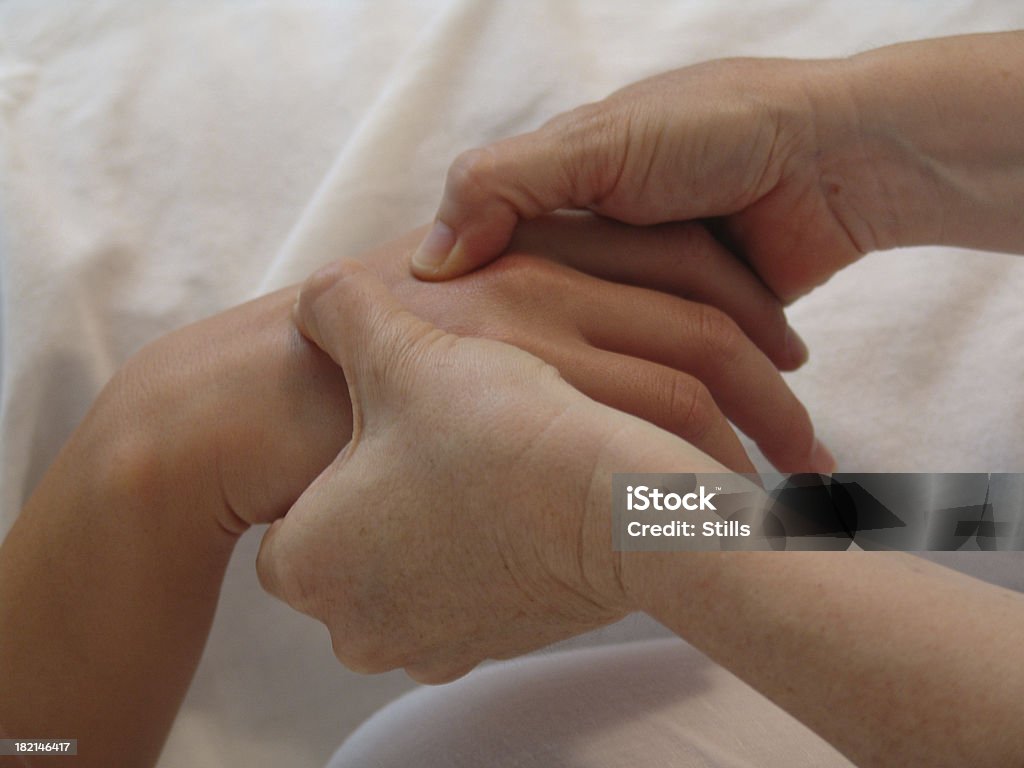 Masaje de mano - Foto de stock de Reflexoterapia libre de derechos