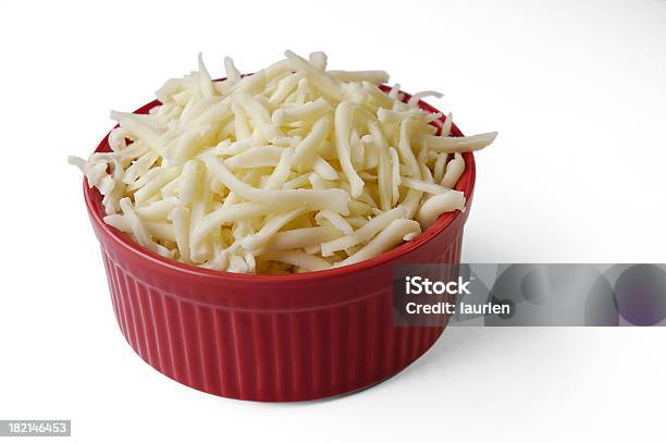 モッツァレラチーズチーズ - モッツァレラチーズのストックフォトや画像を多数ご用意 - モッツァレラチーズ, すりおろし, 白背景