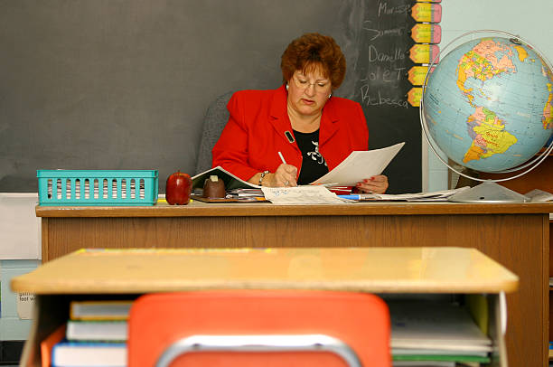 insegnante serie: documenti di gradazione - grading teacher desk writing foto e immagini stock